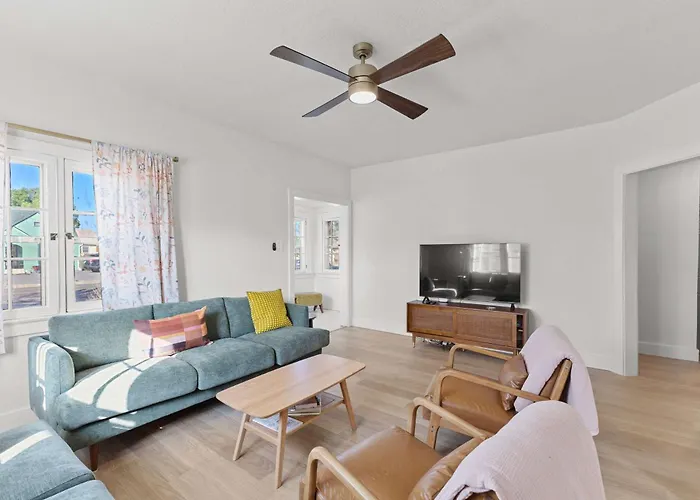 3Br Charming Home Bright Space & Sleeps 8