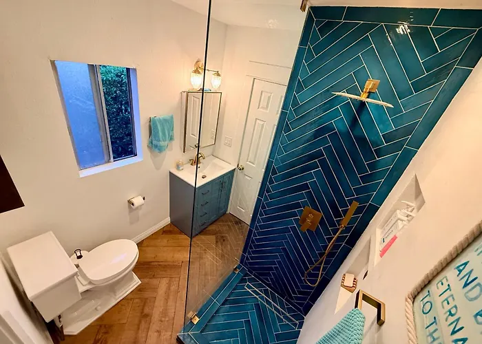 5 Minute Walk To Sofi Art Deco Beach Themed Cottage
