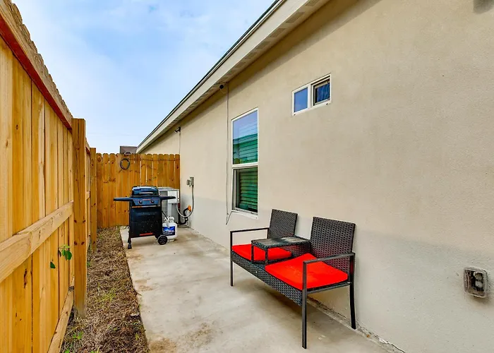 Modern Getaway W/ Private Patio & Grill In Mcallen