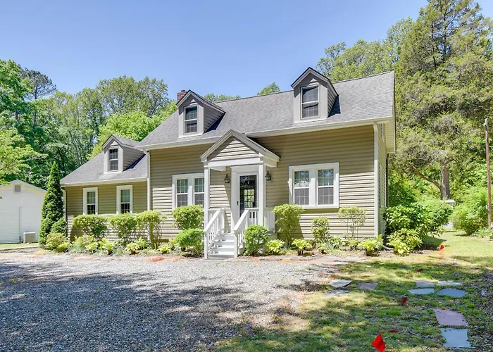 Located In The Heart Of Gloucester Courthouse!