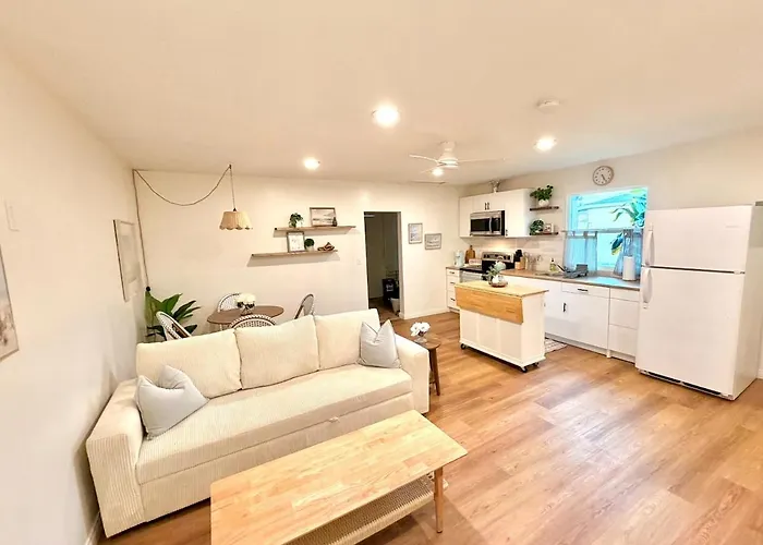 King Bungalow Getaway, 10 Min From Beach & Lax