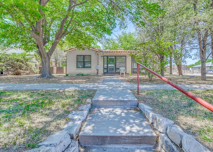 Highly Walkable Area! Charming Roswell Bungalow