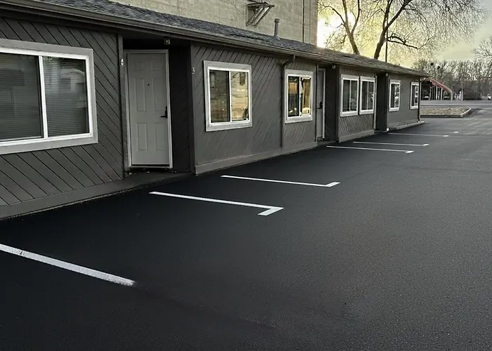Longmont Lodge & Rv Park