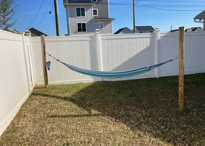Comfy 3-Bedroom Near The Beach With A Pool & Grill