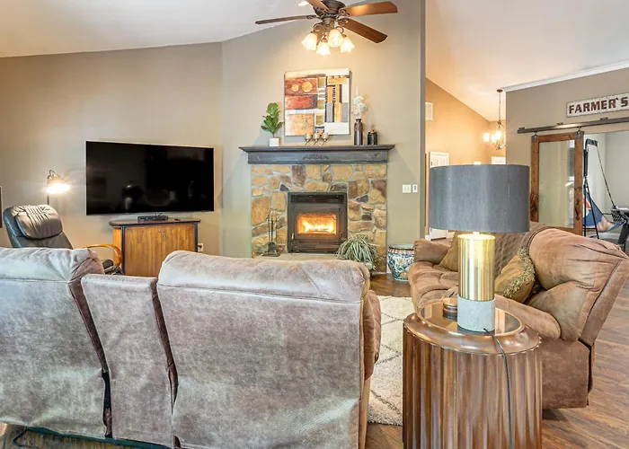 Hot Tub, Game Room! Ozarks Family Retreat By Lake