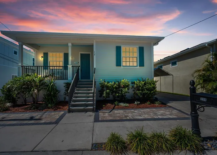 Tropical 3Br Bungalow Near Sponge Docks, Downtown, Pinellas Trail, & Pickleball