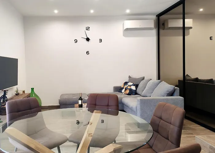 2 Bedroom Stunning Home In Selca