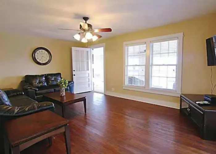 Modern Florence Suite Near Una With Patio Sleeps 4