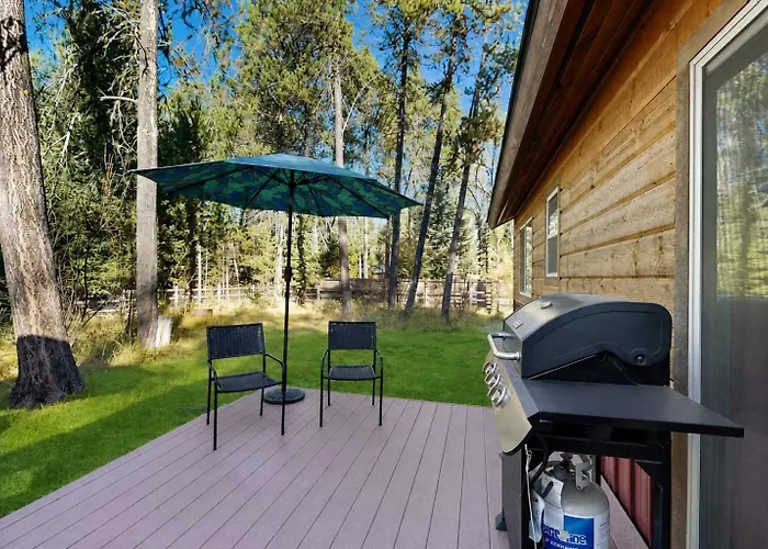 Pet-Friendly Cabin Fenced Yard Near Lake