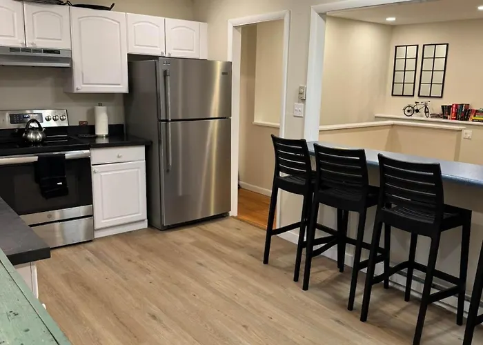 Fun 5 Bedroom Lakefront Cottage