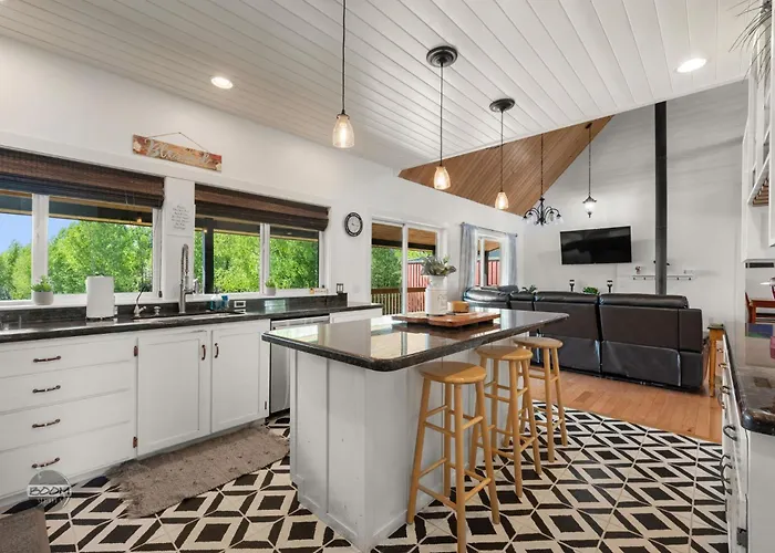 Lakeside Retreat- Charming 5 Bedroom With Kayaks