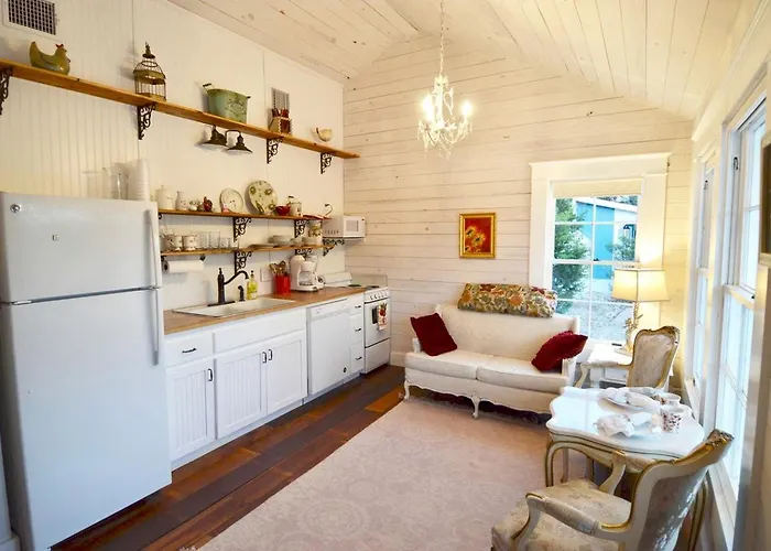 Bright And Cheery Hill Country Retreat For A Relaxing Vacation In Texas