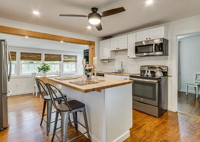 < 1 Mi To Sand! Updated Cottage W/ Yard In Niantic