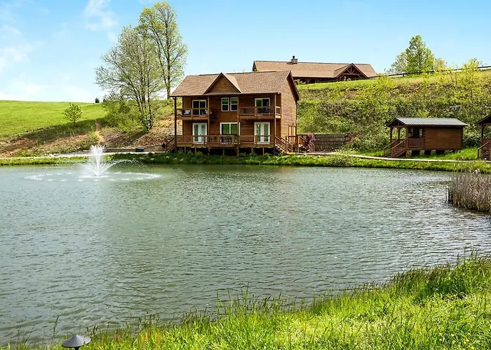 Incredible Waterfront Cabin For A Peaceful Family Getaway Near Purlear, North Carolina
