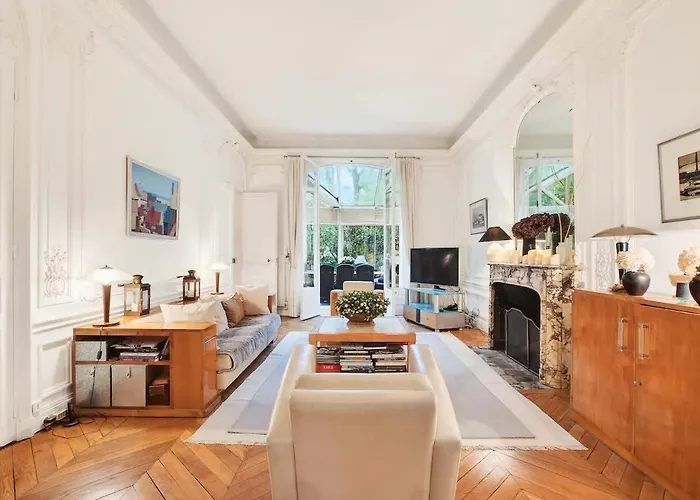 Beautiful House With A Garden In The Heart Of Neuilly