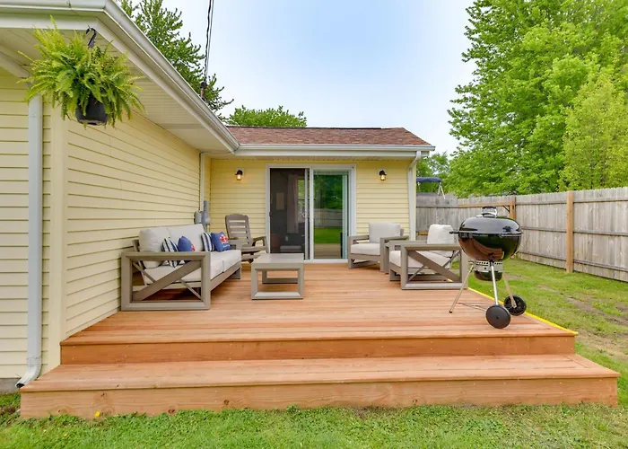 5 Houses To Elizabeth Lake! Family Getaway W/ Yard