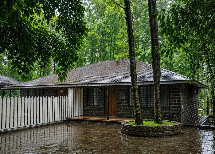 Savali 2Bhk Villa, Bhor,Pool, Nature Stay, Kayaking & Bonfire ,Barbecue & Family Getaway ,Resort