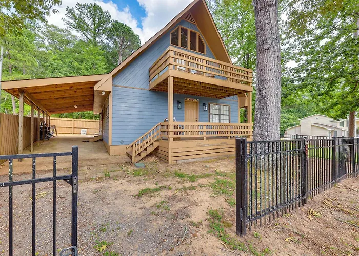 Cozy Eclectic Cabin W/ Lake Views & Shared Dock!