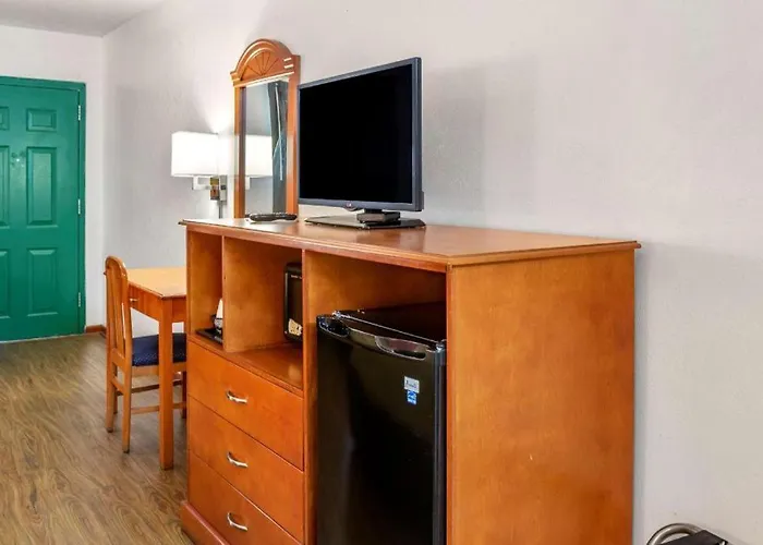 Econo Lodge Inn & Suites