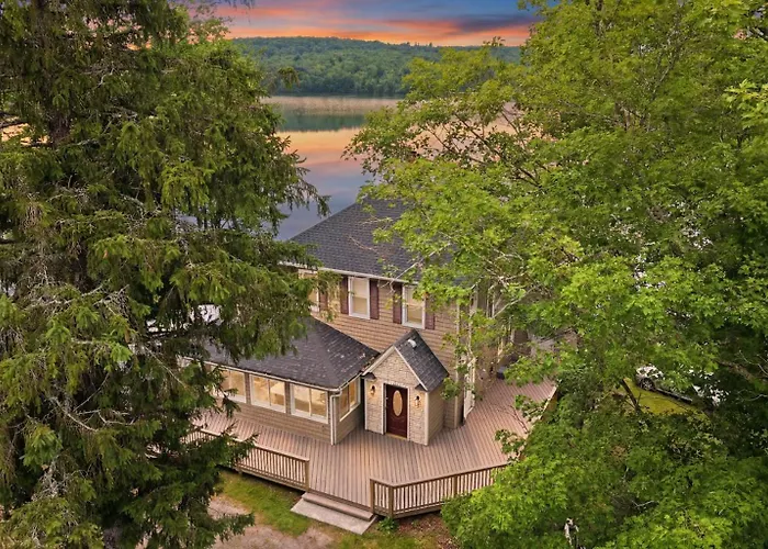 Lakefront Group Retreat On Swan Lake Sleeps 18 Kayaks, Fire Pit & Dock