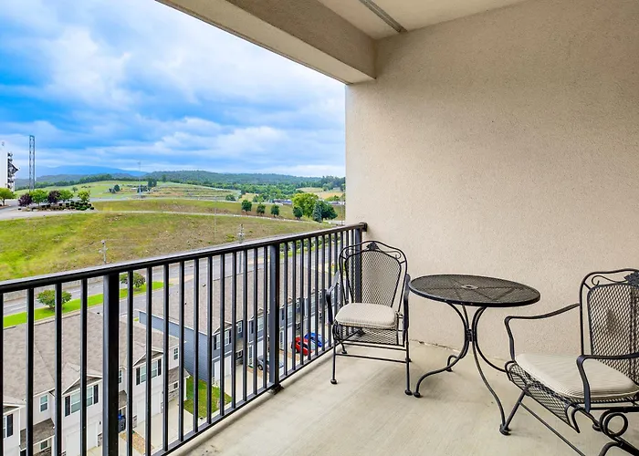 Walk To Bristol Motor Speedway: Retreat W/ Pool!