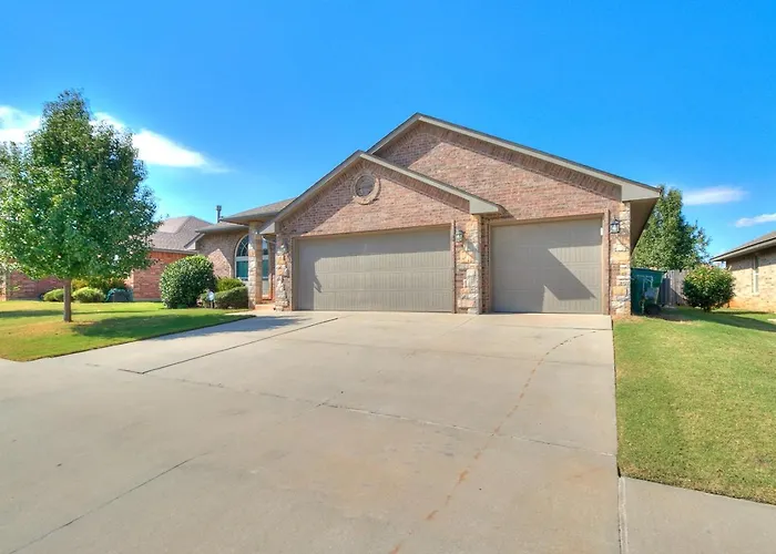 Spacious Edmond Home With Media Room And Fenced Yard