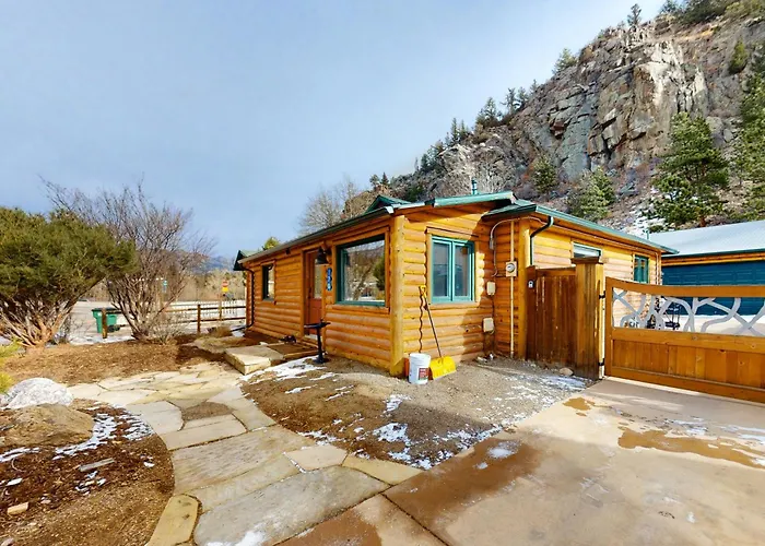Remodeled, Dog-Friendly Cabin In Heart Of Downtown With Patio