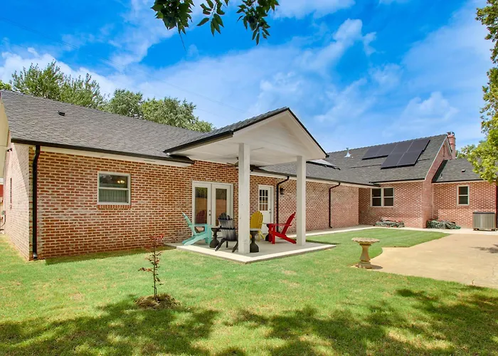 Walk To Ou! Centrally Located Game-Day Getaway