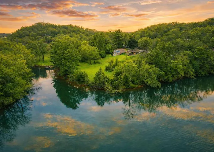 Private Lakefront Peninsula Retreat With Hot Tub