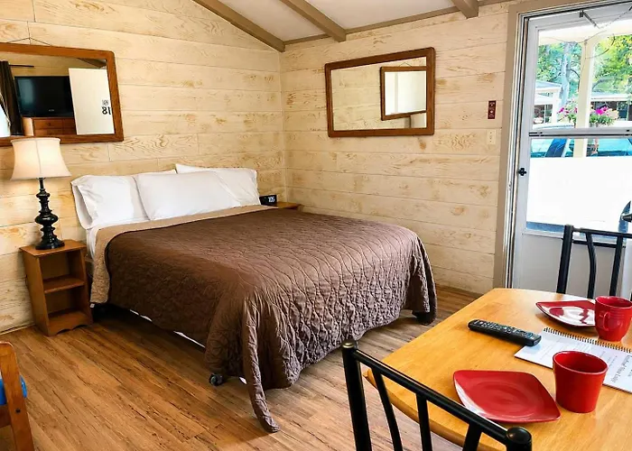 Room 18-1 Queen Suite-Woodland Motor Lodge