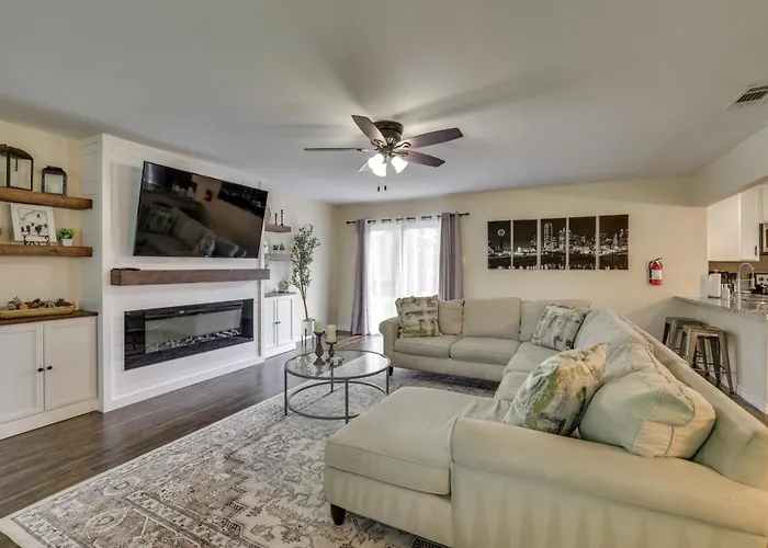 4 Mi To Dtwn: Garland Getaway W/ Fenced-In Yard