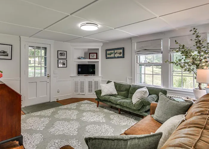Serene Coastal Getaway: 2 Mi To Newport & Beaches