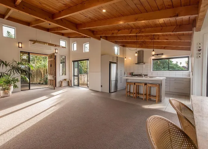 Tahana Villa - River View Retreat - 3 Bedroom