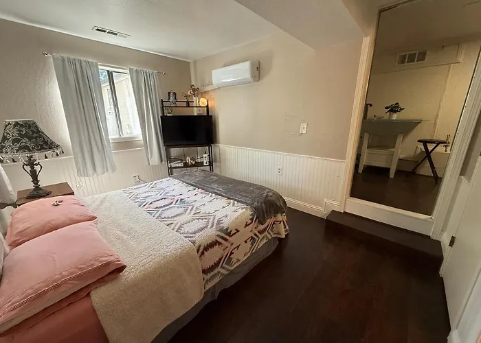 Quirky, Peaceful, Private Studio With Deck, 2 Mins From Downtown