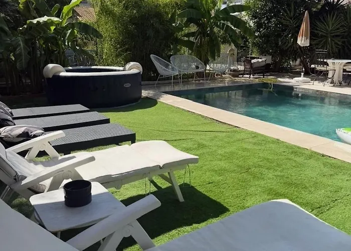 Maison De Ville Rez-De-Chaussee Avec Piscine Face A L'Arbre