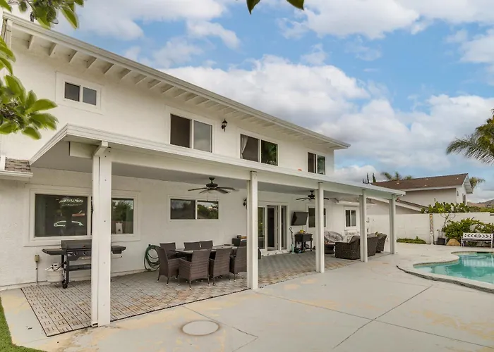 Calabasas Getaway Near Trails, Parks & The 101!