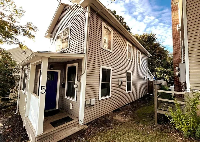 Purple Door Cottage In The Heart Of Middlebury!