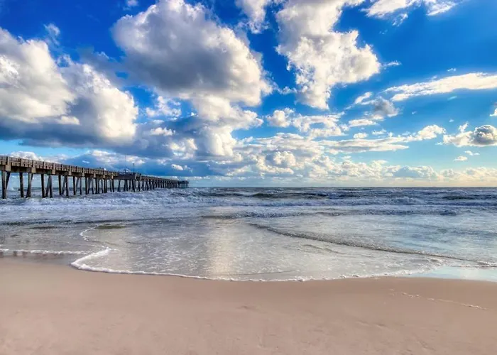 Sunlit Dog-Friendly Gulf Retreat With Patio W&D - Moments From Beaches & Parks