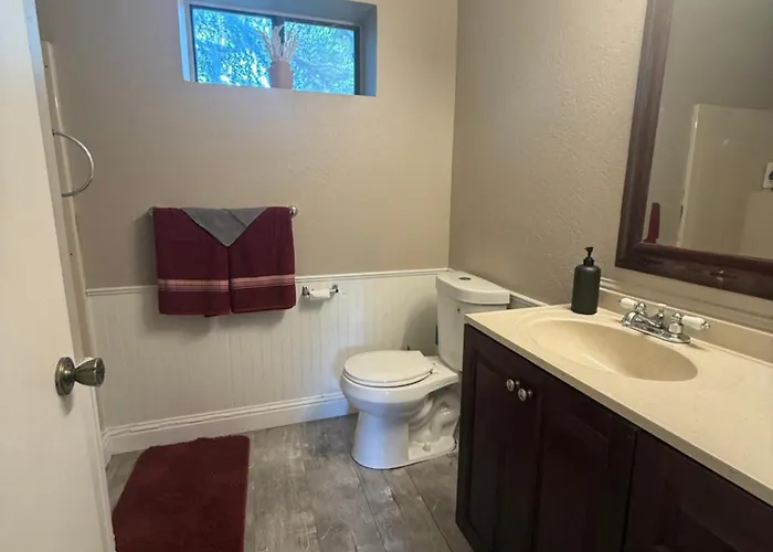 Quirky, Peaceful, Private Studio With Deck, 2 Mins From Downtown