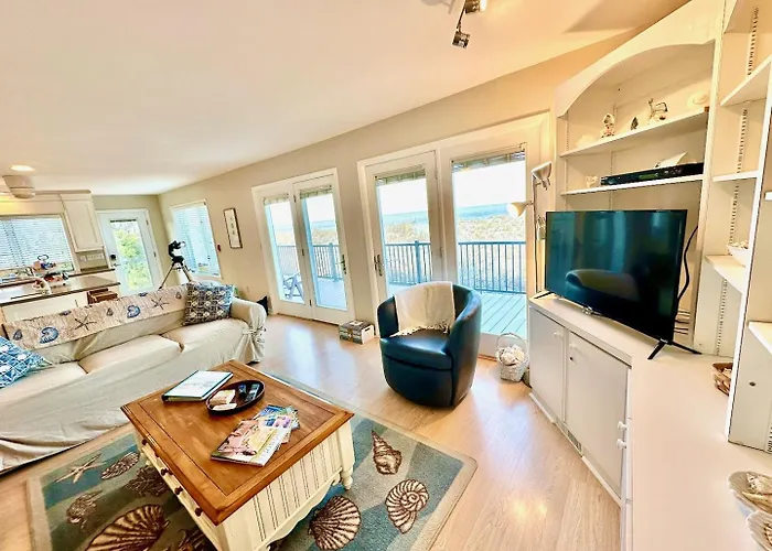 Beachwalk: On Beach. Pet-Friendly. Linens Incl.