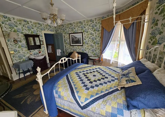 Hydrangea Room W Private Bath @ Botsford Briar Inn