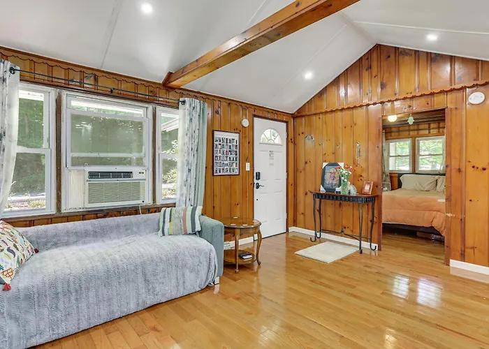Wooded Highland Lakes Cabin Near Mountain Creek