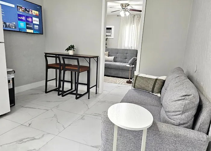 Miami Gardens Cozy 2-Bedroom Private Guesthouse