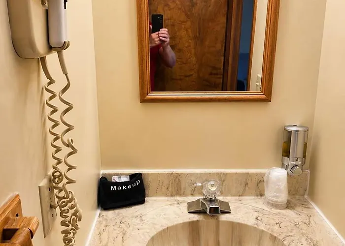 Room 30-1 Queen Jacuzzi Suite-Woodland Motor Lodge