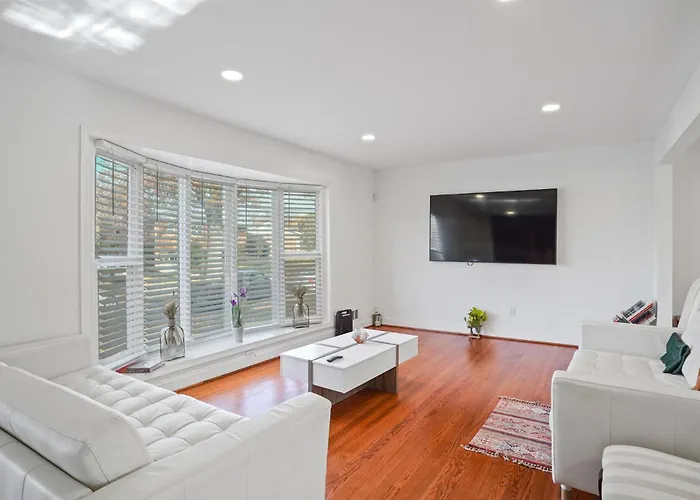 Entire 3-Bedroom Silver Spring-5 Min Walk To Metro