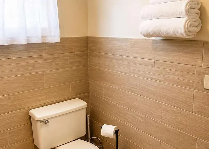 Room 18-1 Queen Suite-Woodland Motor Lodge