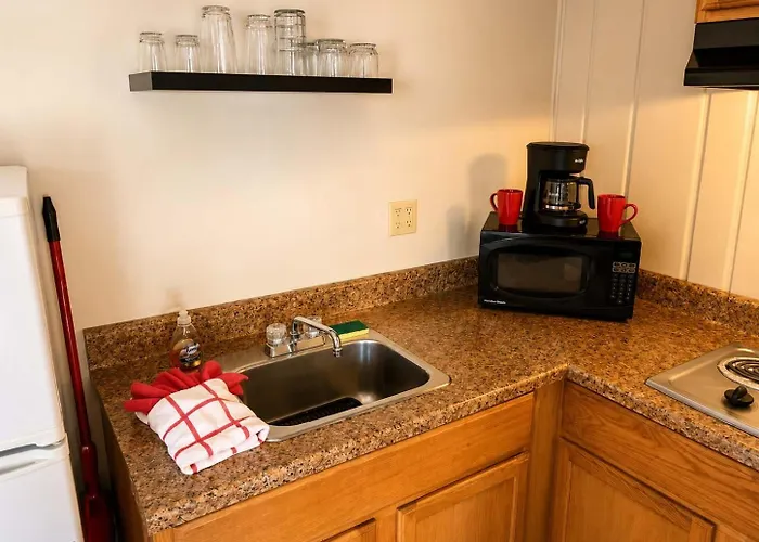 Room 12-2 Queen Suite-Woodland Motor Lodge