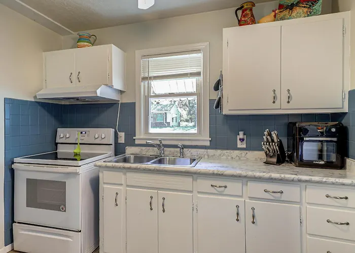 Family-Friendly Home W/ Yard, Near Arrowhead