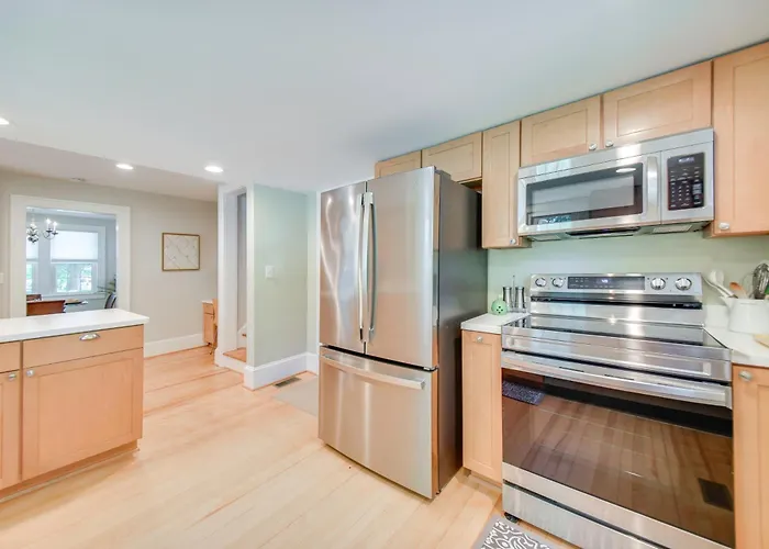 Located In The Heart Of Gloucester Courthouse!