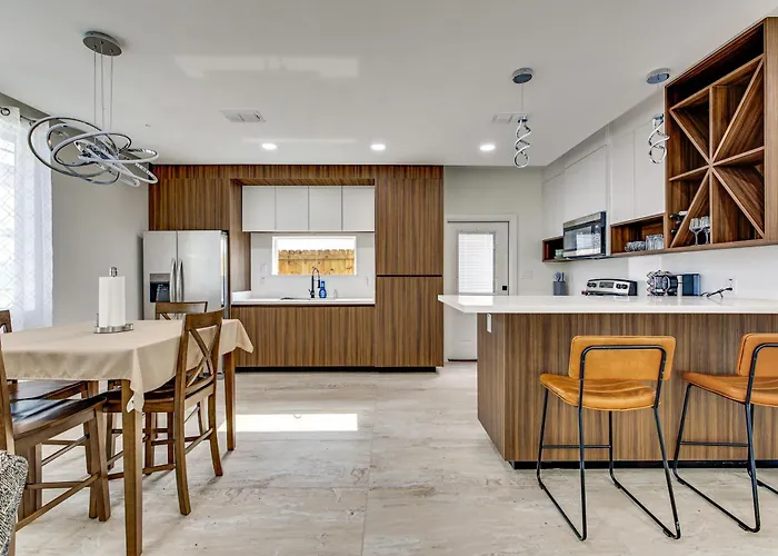 Modern Getaway W/ Private Patio & Grill In Mcallen